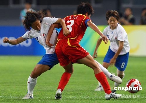 8月15日晚，北京奥运会女子足球1/4决赛，中国对日本的比赛在秦皇岛奥体中心举行,最终中国队0：2负于日本队，失去进入四强的机会。图为，中国队3号李洁与日本队17号长乡油木在比赛中拼抢。 中新社发 刘新 摄