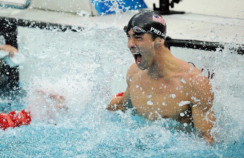 图文菲尔普斯100米蝶泳夺金赛后庆祝胜利