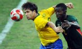 图文：巴西男足晋级四强 迭戈靠住对方的球员