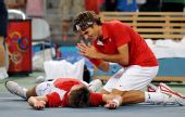 图文：网球男双决赛费德勒/瓦夫林卡夺冠 祈祷
