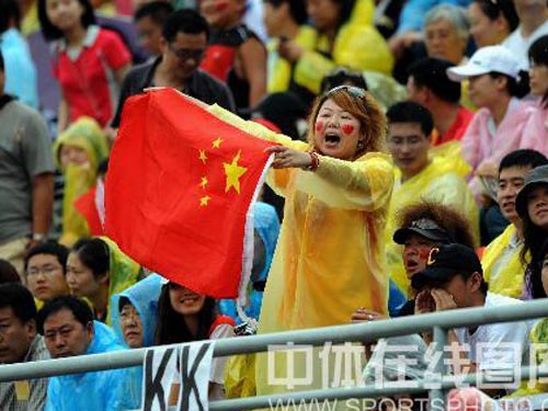 图文：女垒赛中国队1:2负中华台北队 球迷欢呼