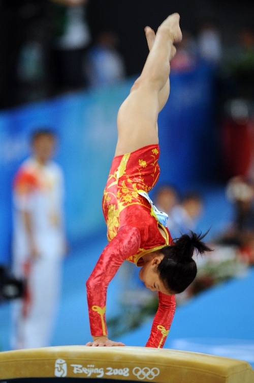 图文:程菲获女子跳马季军 腾空瞬间