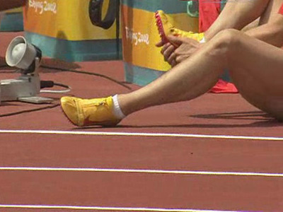 图文：男子110米栏预赛 刘翔受伤脚部细节