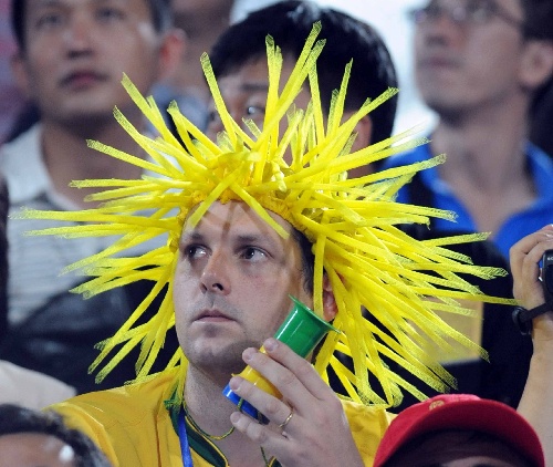 图文疯狂的沙排巴西球迷爆炸型四处披散头型