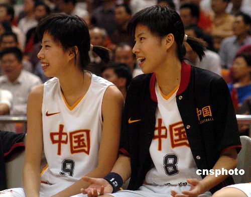 中国队里的双胞胎，姐姐张瑜、妹妹张伟，两人1986年生于辽宁，身高都是1.84米。 中新社发 吴峻 摄