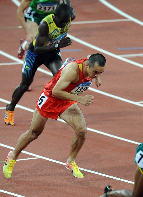 8月20日,中国选手李翔宇(右)在男子800米第一轮比赛中起跑