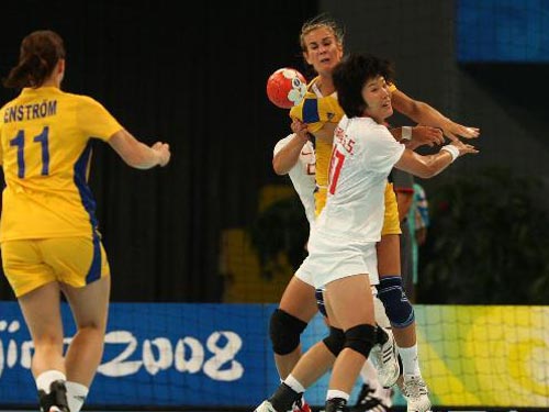 图文：女手排名赛中国胜瑞典 防守激烈