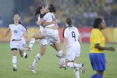 图文：女足美国队夺冠 美国队球员在庆祝进球