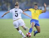 图文：女足美国队夺冠 巴西队雷娜塔·科斯塔