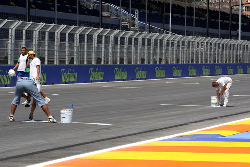 图文:[f1]欧洲大奖赛赛前 画上起跑线