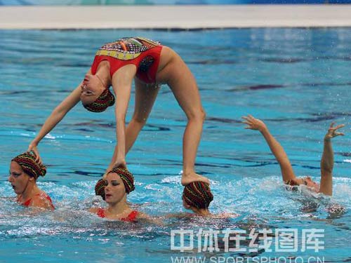 图文：花游集体自选赛中国队摘铜 水中造型