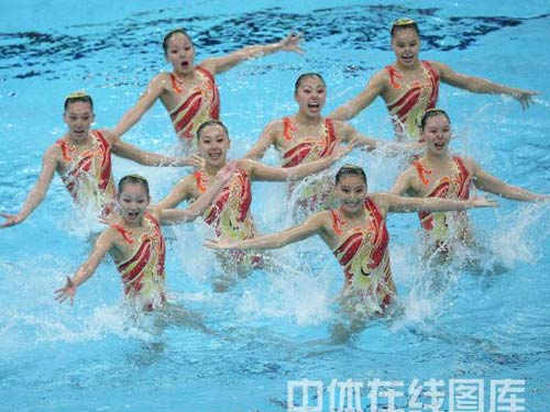 图文：花游集体自选赛中国队摘铜 芙蓉出水