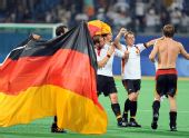 图文：男子曲棍球德国队夺冠 全队上下人人沸腾