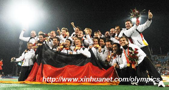 8月23日，德国队教练、球员合影。 当日，在北京奥运会男子曲棍球决赛中，德国队以1比0战胜西班牙队，获得冠军。 新华社记者李勇摄
