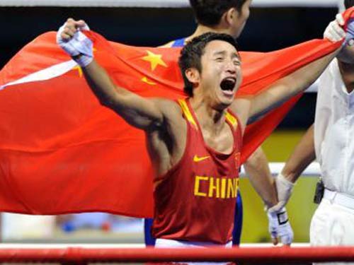 图文：拳击男子48公斤级邹市明摘金 庆祝胜利