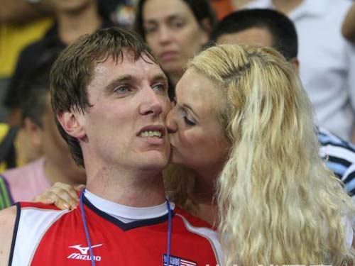 图文：奥运男排决赛美国夺冠 恋人亲吻庆祝