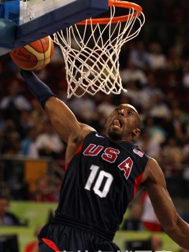 图文：奥运男篮决赛美国队夺冠 美国队上篮