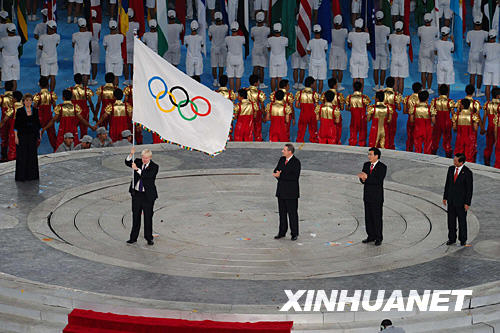 这是伦敦市市长接过奥林匹克会旗。新华社记者郭大岳摄