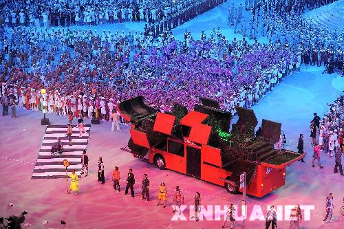 8月24日晚，北京奥运会闭幕式在北京国家体育场——“鸟巢”隆重举行。这是闭幕式上“伦敦8分钟”表演。 新华社记者陈晓伟摄
