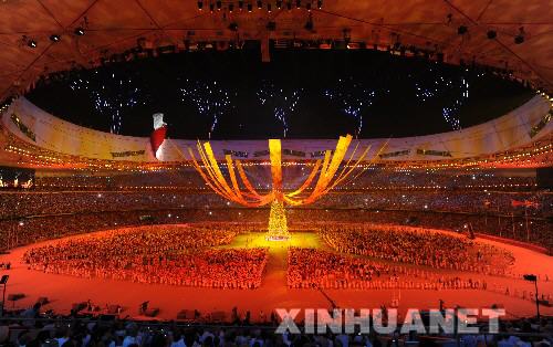8月24日晚，北京奥运会闭幕式在国家体育场隆重举行，来自各国各地区的运动员、教练员和来宾共同庆祝北京奥运会取得圆满成功。这是圣火熄灭后，耸立在“鸟巢”中央的“祥云之树”。 新华社记者赵鹏摄 
