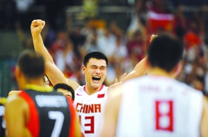 姚明在中国男篮战胜德国队后欢呼胜利