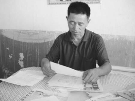 隋凤喜在看魏巍家人的来信