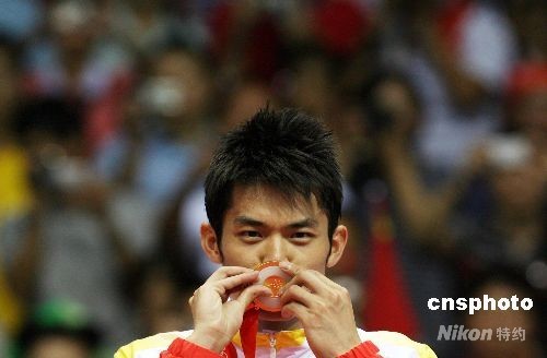 8月17日晚，中国选手林丹在北京奥运会羽毛球男单决赛中以2比0战胜马来西亚选手李宗伟，夺得冠军。 中新社发 武仲林 摄