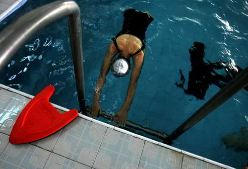 残疾女孩卫梅女正在接受水下训练课程