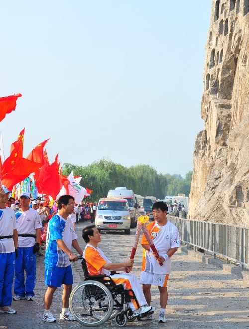 图文:火炬手王延朋与下棒火炬手孙稷交接火炬