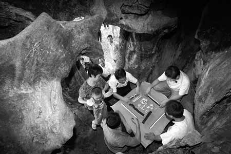 昨日，浏阳古港镇新园村，胸径4.06米的千年古樟的树洞可摆上一个麻将桌，当地居民正在树洞里面打麻将。