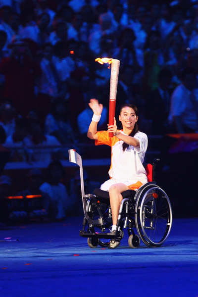 残奥会开幕式中第一棒火炬手,中国轮椅击剑运动员金晶