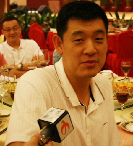 2008年9月8日,中国广东,中国男篮球员朱芳雨在东莞宏远酒店迎娶胡美