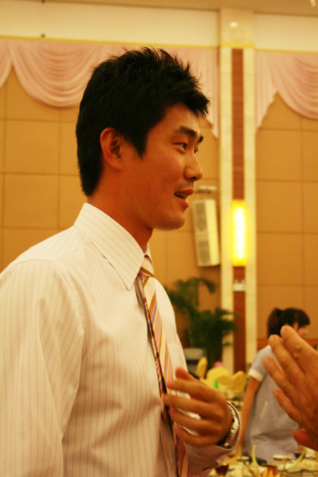 2008年9月8日,中国广东,中国男篮球员朱芳雨在东莞宏远酒店迎娶胡美