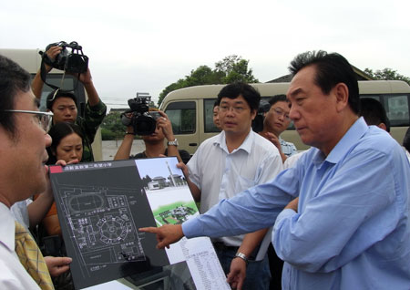 陈云林考察台湾同胞援建绵竹,什邡学校工作(图)