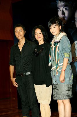 左起:陈坤,周迅和赵薇出席记者会