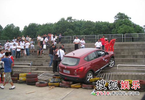 陈浩民的车意外地冲向了观众席