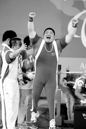 北京2008年残奥会 残奥中国军团 残奥中国动态   从举重台上站起身来