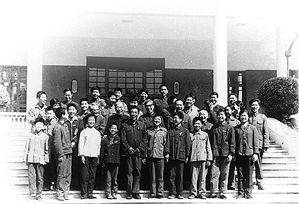 1978年4月,严济慈,马大猷,吴文俊等科学家与少年班学生合影