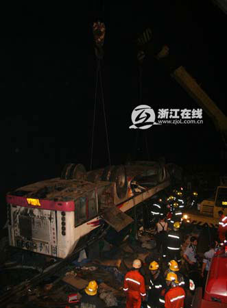 杭甬高速公路宁波方向27K处发生一起大客车翻车事故