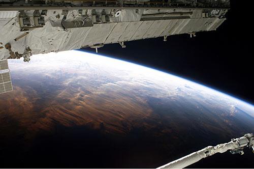 这张8月3日从国际空间站拍摄的照片展示遥远地球的一部分。