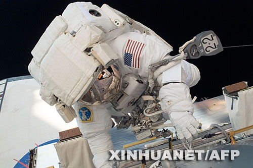 这张由美国宇航局6月4日提供的照片显示的是，6月3日，美国“发现”号航天飞机宇航员罗纳德·加朗在国际空间站上出舱太空行走。新华社/法新