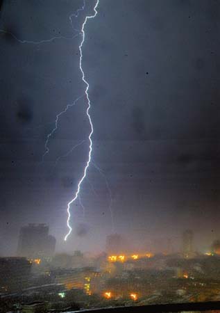 电闪雷鸣倾盆大雨图片图片