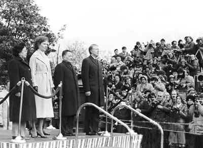 1979年1月邓小平访美，部分留学生到机场迎接并参加美国总统卡特举行的欢迎仪式。来源：《神州学人》杂志