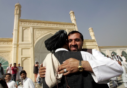 国际要闻 时事快报穆斯林迎来开斋节      9月30日,两名阿富汗人在
