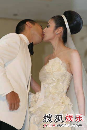 图:陈慧琳大婚 新郎新娘婚礼上热吻