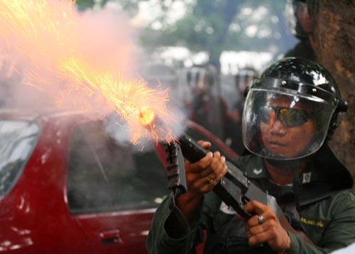 10月7日,泰国曼谷,防暴警察向反政府示威者发射催泪瓦斯