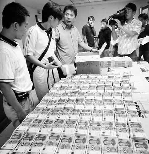 台湾警方在高雄地区破获一个大型伪钞集团,查扣面额100元的伪造人民币