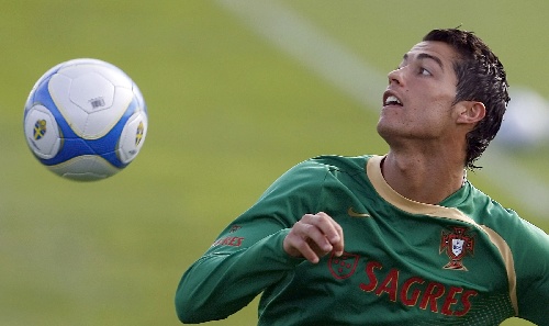 图文:[足球]葡萄牙备战世预赛 罗纳尔多在训练