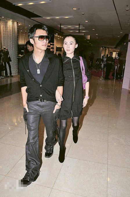 谢霆锋和太太张柏芝昨日穿上黑色情侣装恩爱逛商场