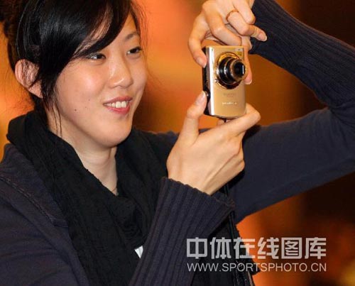 图文:女排老将张娜大婚 薛明用相机记录